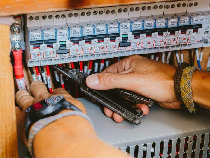 Conception et rénovation de circuits électriques marins